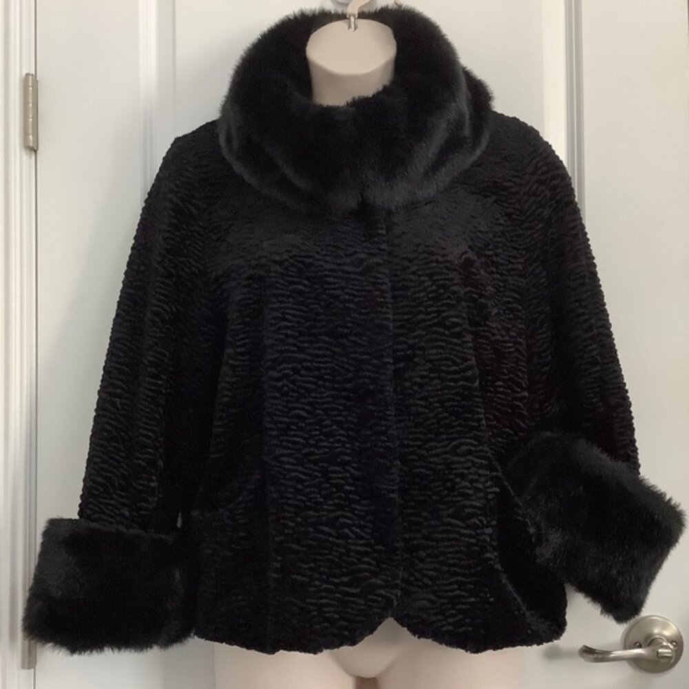 Stunning Larry Levine faux fur Fully lined coat, Size L